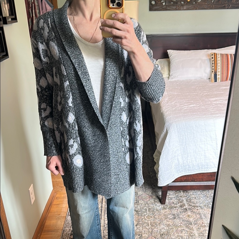 Cupcakes and Cashmere Anthro Gray Leopard Print Women's Sweater XS